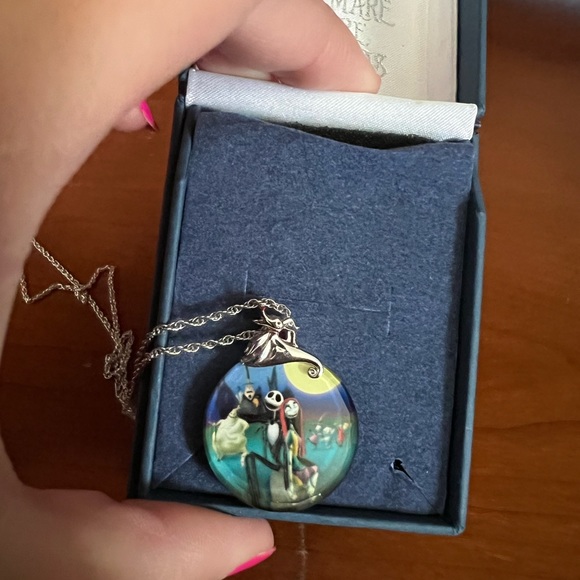 Bradford Exchange “An Enchanting nightmare” nightmare before Christmas necklace - Picture 7 of 8